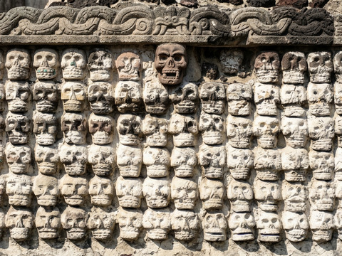 L'inquietante segreto extraterrestre dietro il Muro dei Teschi azteco.